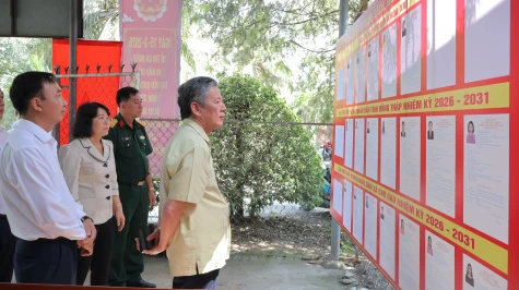 Bí thư Tỉnh ủy kiểm tra công tác bầu cử tại xã Chợ Gạo