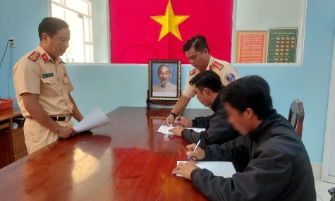 Xử phạt hành chính 2 thanh niên độ chế động cơ đặt trên vỏ lãi