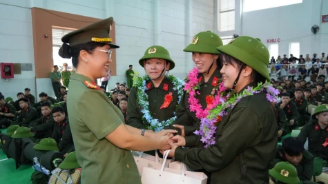 Công an Đồng Tháp: Lễ giao nhận quân và phong cấp bậc hàm đối với công dân thực hiện nghĩa vụ tham gia Công an nhân dân