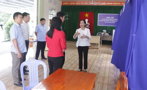 Đồng chí Nguyễn Thị Hiền kiểm tra công tác bầu cử tại phường Mỹ Ngãi