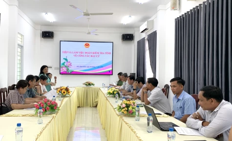 Đoàn công tác tỉnh kiểm tra công tác bầu cử tại xã Đốc Binh Kiều