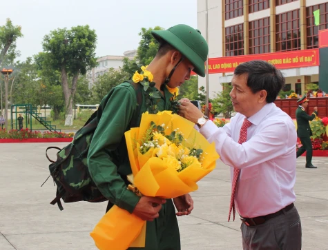 Đồng chí Phan Văn Thắng dự Lễ giao nhận quân tại Ban Chỉ huy phòng thủ khu vực 3 - Cao Lãnh