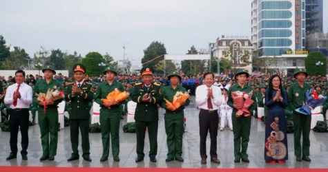 Lễ giao nhận quân tại Ban Chỉ huy Phòng thủ khu vực 4 - An Bình