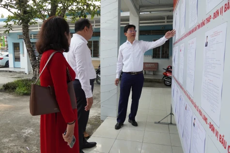 Đồng chí Huỳnh Minh Tuấn kiểm tra công tác bầu cử tại xã Hòa Long, Lấp Vò và Lai Vung