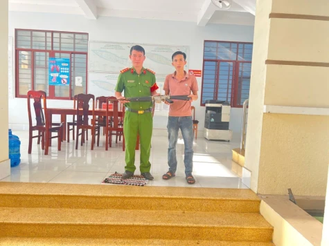 Người dân giăng lưới cá vớt được súng M16, giao ngay cho Công an