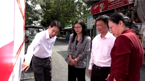 Đồng chí Nguyễn Thị Kim Tuyến kiểm tra công tác chuẩn bị bầu cử tại xã Tân Thạnh