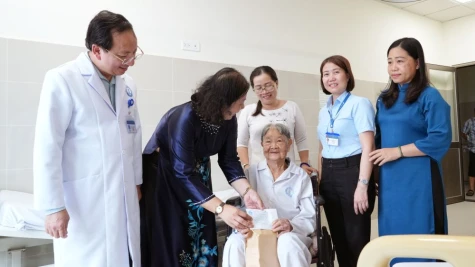 Đồng Tháp: Ấm áp chương trình trao quà cho nữ bệnh nhân nghèo dịp 8-3