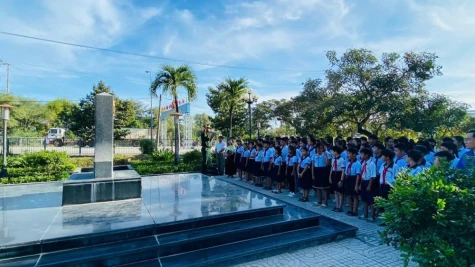 Học bên cột mốc biên cương