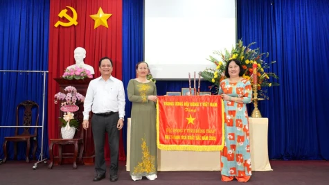 Hội Đông y tỉnh Đồng Tháp: Nhận Cờ thi đua xuất sắc của Trung ương Hội Đông y Việt Nam