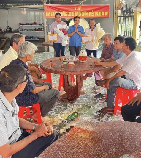 Tân Phú Trung: Bàn giao công trình đèn năng lượng mặt trời do người dân đóng góp