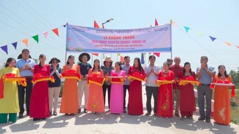 Trường Xuân: Khánh thành cầu nông thôn và trao quà cho học sinh, hộ nghèo