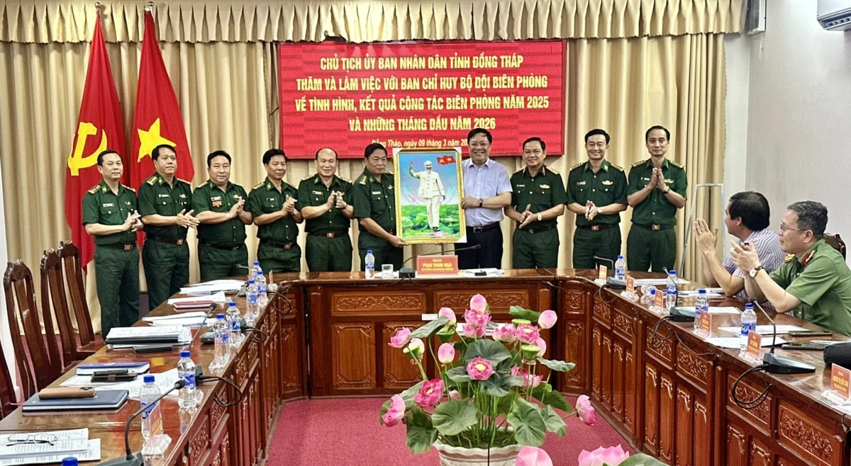 Đồng chí Phạm Thành Ngại làm việc với Bộ đội Biên phòng tỉnh Đồng Tháp
