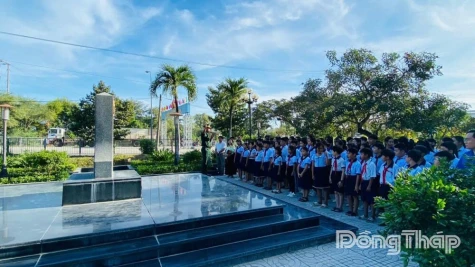 Learning Beside the Frontier Landmarks