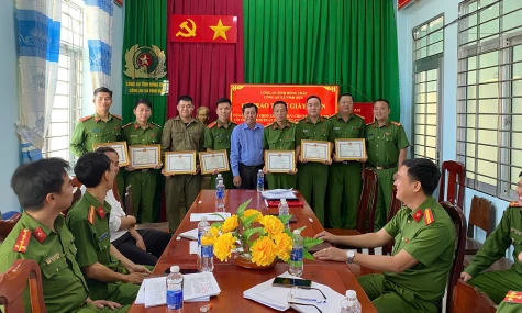 Công an xã Vĩnh Hựu được khen thưởng đột xuất vì khám phá nhanh vụ trộm dịp tết.