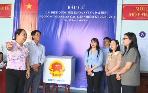 Đồng chí Nguyễn Thị Kim Tuyến kiểm tra công tác chuẩn bị bầu cử tại xã Bình Thành