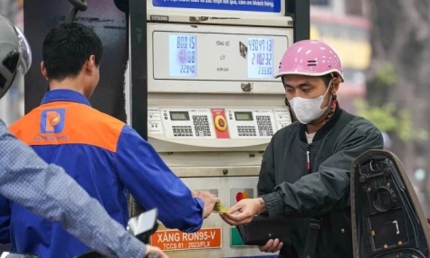 Giá xăng giảm gần 4.000 đồng một lít