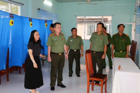 Phó Giám đốc Công an tỉnh kiểm tra công tác đảm bảo an ninh trật tự phục vụ bầu cử