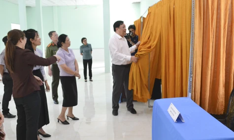 Đồng chí Phạm Thành Ngại kiểm tra công tác chuẩn bị bầu cử tại các phường Gò Công, Long Thuận, Sơn Qui và Bình Xuân