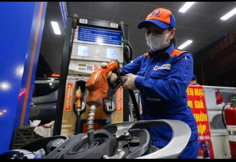 Thủ tướng: Cần đẩy nhanh bổ sung dự trữ xăng dầu quốc gia