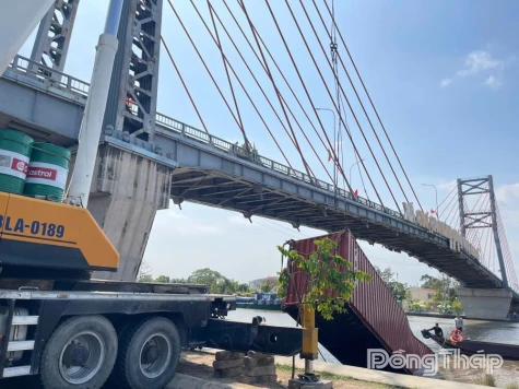 Đồng Tháp: Trục vớt thành công container rỗng rơi xuống kinh Chợ Gạo