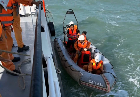 Cứu 4 thuyền viên trôi dạt 20 giờ trên biển