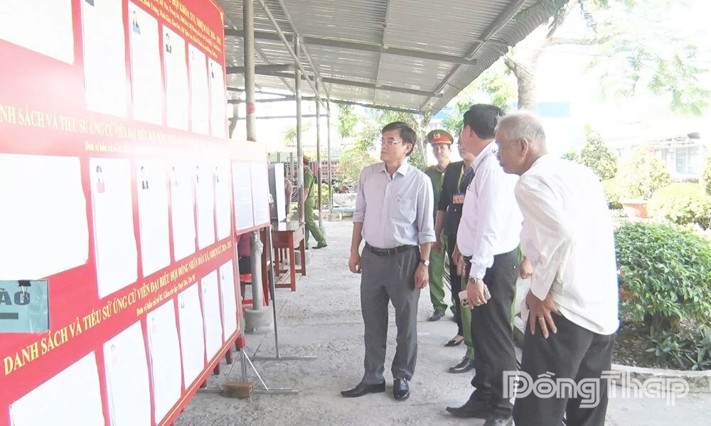 Đồng chí Nguyễn Văn Mười kiểm tra công tác tổ chức bầu cử tại khu vực bỏ phiếu số 23, xã Mỹ Tịnh An