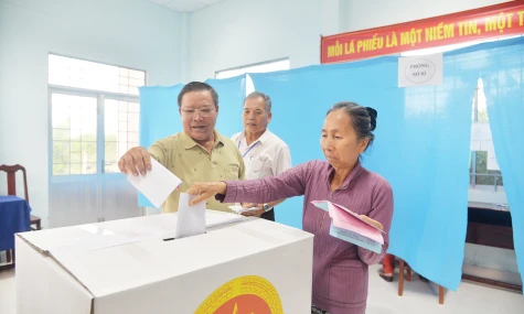 Cử tri cù lao Tân Phú Đông nô nức đi bầu cử từ sáng sớm