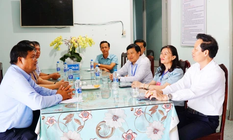 Đồng chí Nguyễn Thành Diệu kiểm tra công tác bầu cử tại khu vực phía Đông