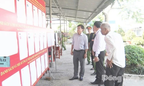 Đồng chí Nguyễn Văn Mười kiểm tra công tác tổ chức bầu cử tại khu vực bỏ phiếu số 23, xã Mỹ Tịnh An