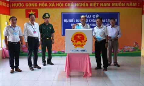Đồng chí Phan Văn Hợp dự Lễ khai mạc bầu cử tại khu vực bỏ phiếu số 1, tổ bầu cử số 3, phường Hồng Ngự