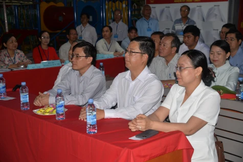 Lãnh đạo tỉnh dự Lễ khai mạc bầu cử tại điểm bỏ phiếu Trường Mầm non Tuổi Ngọc, phường Đạo Thạnh