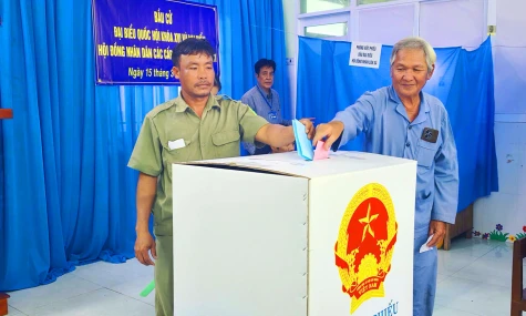 Rộn ràng ngày bầu cử ở xã ven biển Gia Thuận