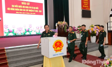 Thiếu tướng Phạm Văn Thanh bỏ lá phiếu bầu cử đầu tiên tại Khu vực bỏ phiếu số 41