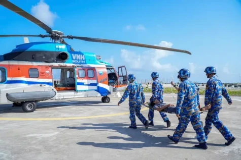 Trực thăng xuyên đêm đưa ngư dân bị đột quỵ từ Trường Sa về đất liền