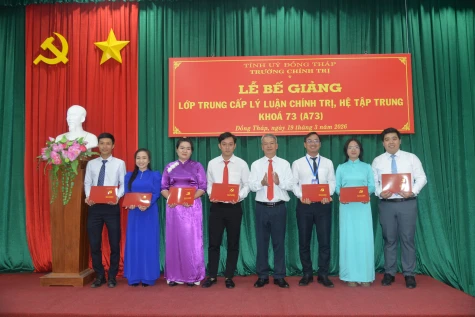 Bế giảng lớp trung cấp lý luận chính trị hệ tập trung khóa 73