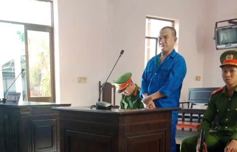 Lãnh 4 năm 6 tháng tù về tội cố ý gây thương tích và sử dụng trái phép vũ khí quân dụng