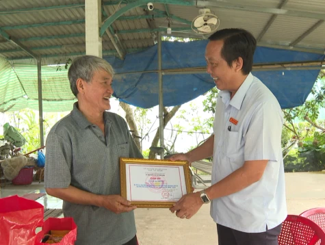 Phú Hựu: Lãnh đạo xã thăm, cảm ơn các hộ dân hỗ trợ công tác bầu cử