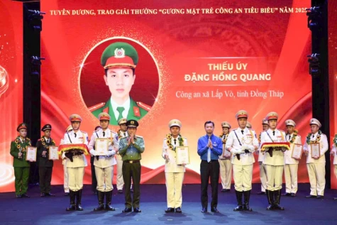 Thiếu úy Đặng Hồng Quang được tuyên dương “Gương mặt trẻ Công an tiêu biểu” năm 2025