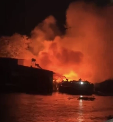 Cháy nhà kho chứa giấy phế liệu trong đêm ở xã Cái Bè