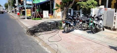 Khẩn trương thu gom dây cáp quang thải bỏ trên lề đường