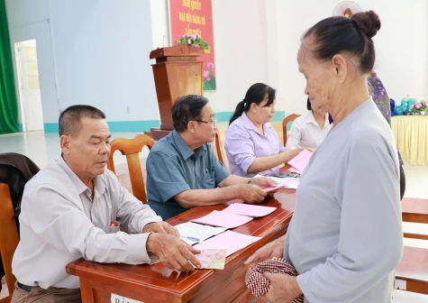 Trao tiền hỗ trợ cho người dân có hoàn cảnh khó khăn