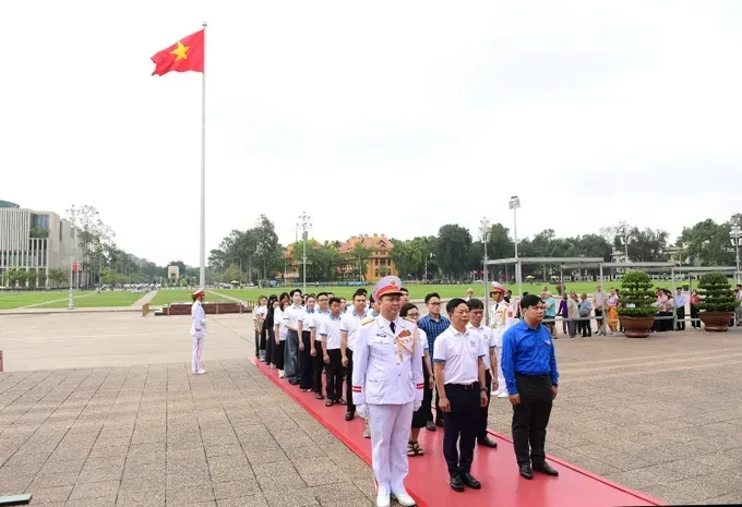 Các gương mặt trẻ Việt Nam tiêu biểu năm 2025 báo công và vào Lăng viếng Bác