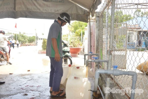 Dong Thap Opens Nine Free Public Water Taps for Residents During Dry Season