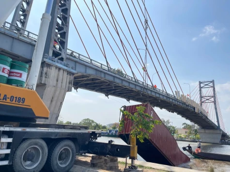 Sự cố container rơi xuống kinh Chợ Gạo: Kết cấu cầu không bị ảnh hưởng
