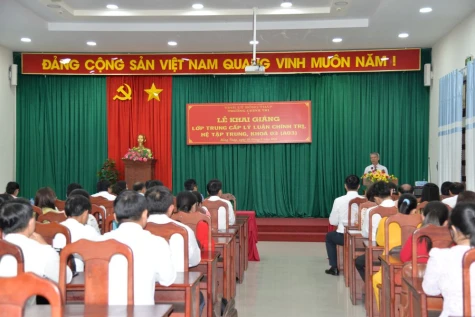 Đồng Tháp: Khai giảng lớp Trung cấp lý luận chính trị hệ tập trung khóa 03