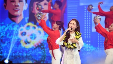 Hòa Minzy cùng các Gương mặt trẻ Việt Nam tiêu biểu năm 2025 rạng rỡ trên bục vinh danh