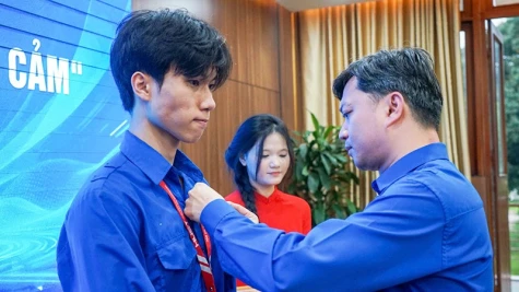 Trao huy hiệu "Tuổi trẻ dũng cảm" tặng sinh viên cứu người khỏi đám cháy ở Lĩnh Nam