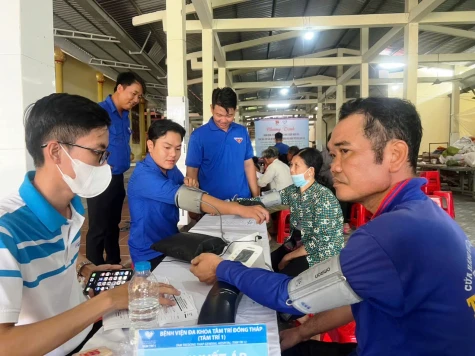 Xã Mỹ An Hưng: Khám bệnh, tư vấn sức khỏe và tặng quà cho người có hoàn cảnh khó khăn