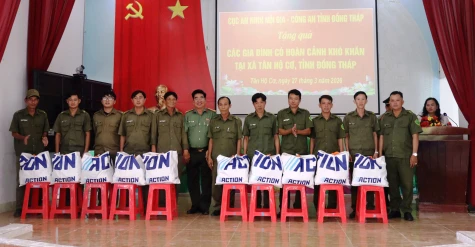 Tặng quà các gia đình có hoàn cảnh khó khăn tại xã Tân Hộ Cơ