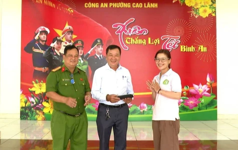 Công an phường Cao Lãnh tiếp nhận 2 trường hợp "Nhặt được của rơi, trả người đánh mất"